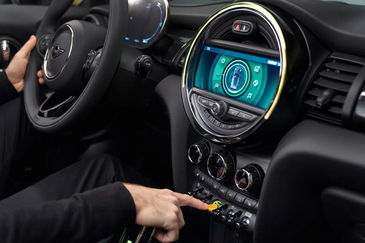 Quale auto elettrica, Confronto compatte premium: BMW i3s Vs Mini Cooper SE (15)