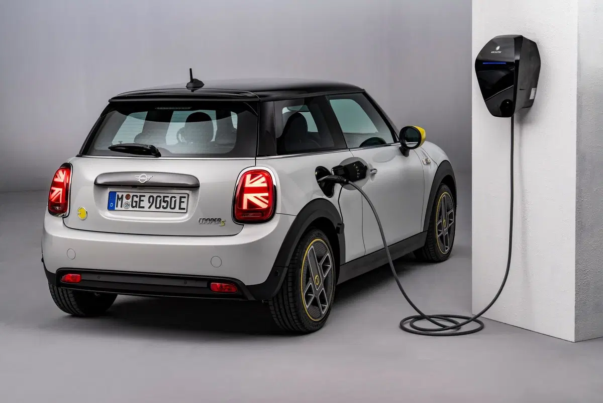 Quale auto elettrica, Confronto compatte premium: BMW i3s Vs Mini Cooper SE (9)