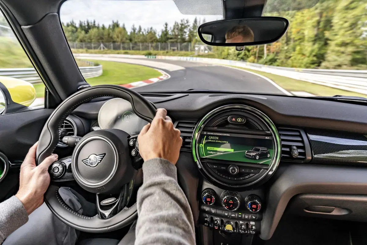 Quale auto elettrica, Confronto compatte premium: BMW i3s Vs Mini Cooper SE (17)