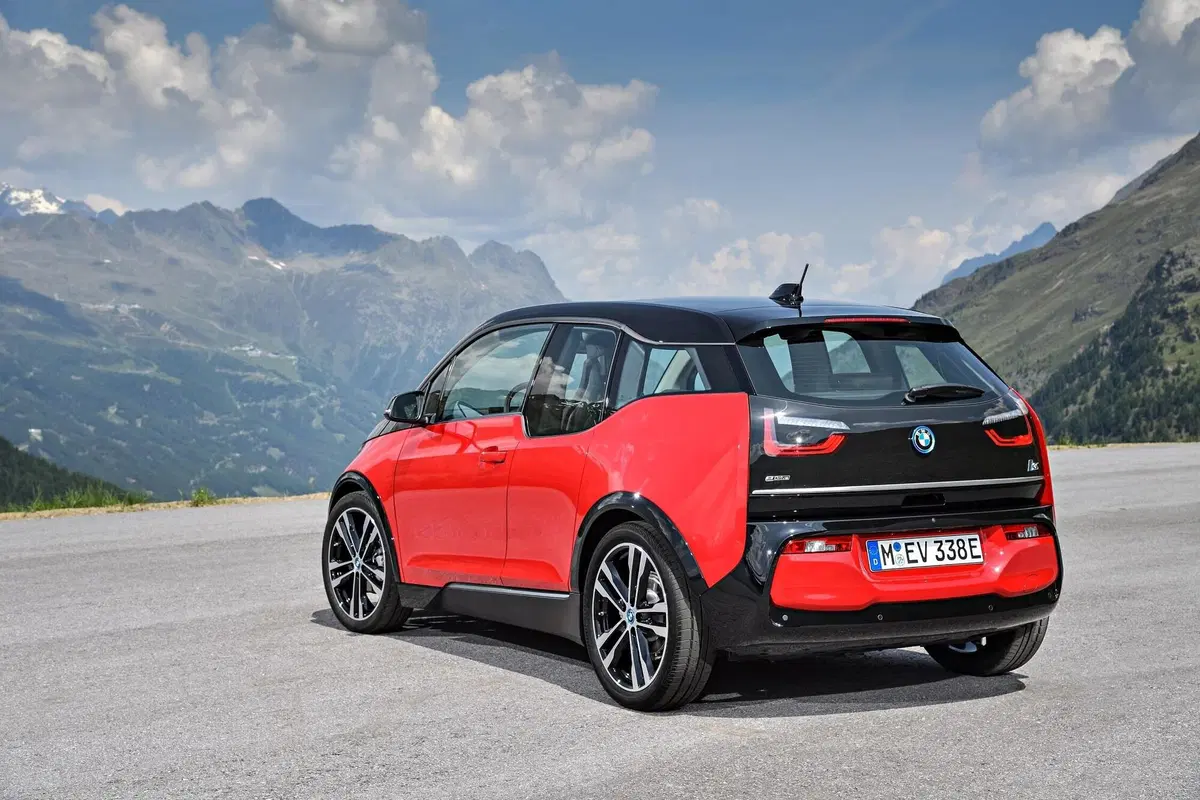 Quale auto elettrica, Confronto compatte premium: BMW i3s Vs Mini Cooper SE (8)