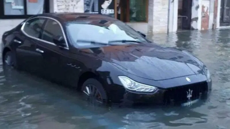 Ghibli sott'acqua a Chioggia. "Vendo Maserati tenuto maniacalmente..." ironizza il proprietario