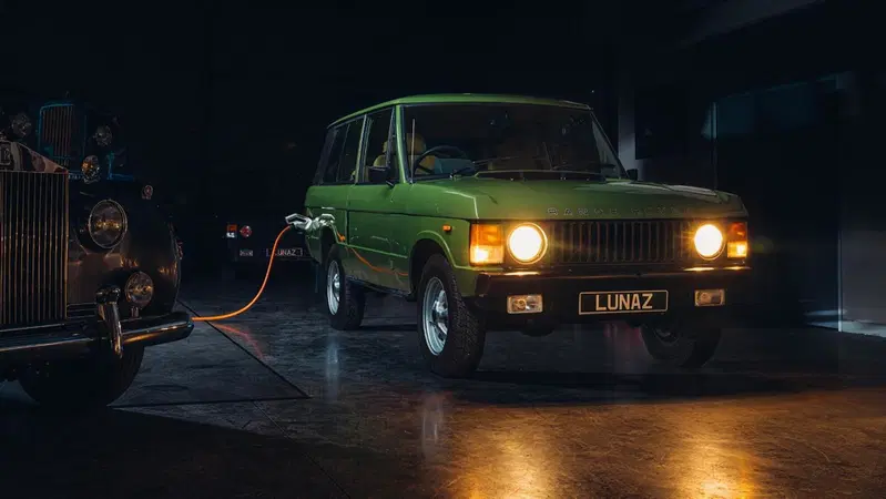 Vecchio Range Rover trasformato in "nuovo" fuoristrada elettrico e connesso? Bastano 250K