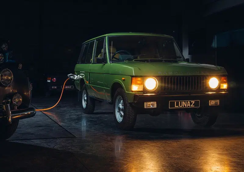 Vecchio Range Rover trasformato in "nuovo" fuoristrada elettrico e connesso? Bastano 250K