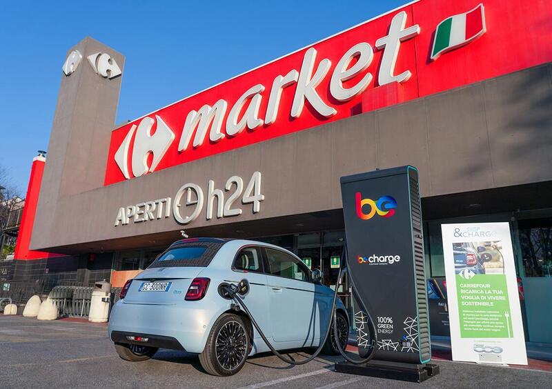 La Fiat 500 elettrica? Si ricarica al Carrefour