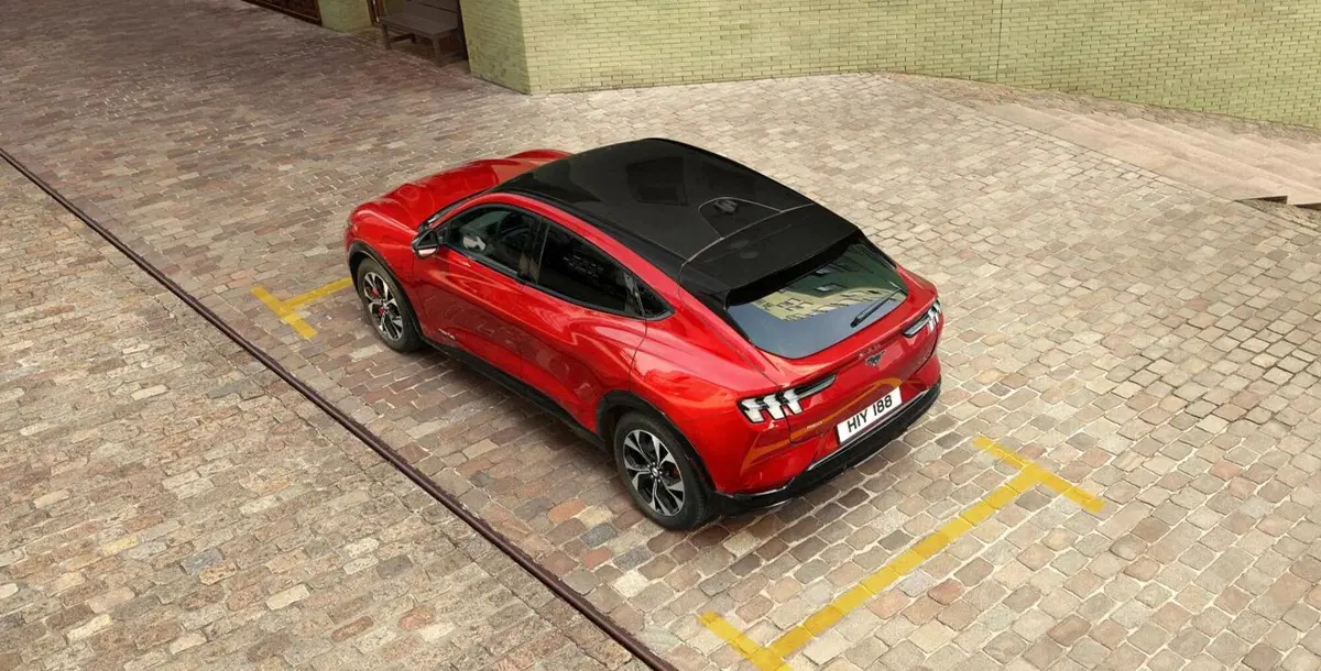 Ford Mustang Mach-E arriva sul listino prezzi Italia, Grinta con 487CV e autonomia 610Km (2)