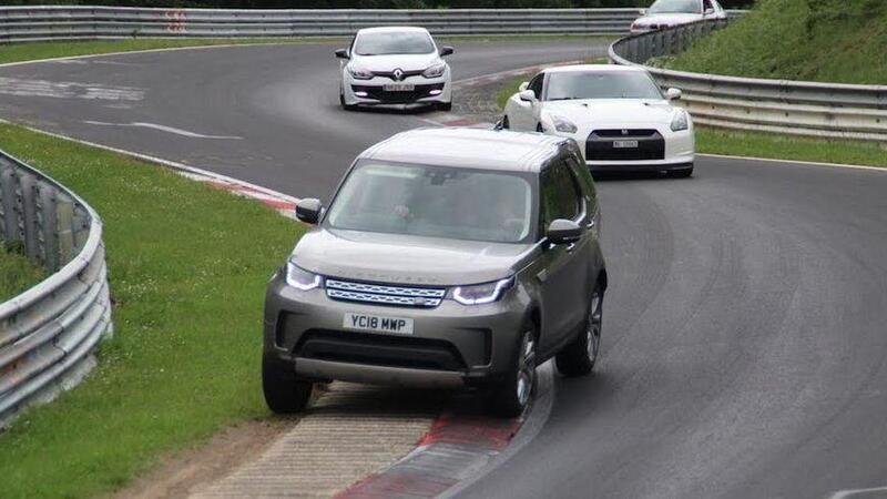 A caccia di Supercar con la Land Rover Discovery: cos&igrave; al Nurburgring [VIDEO VIRALE]