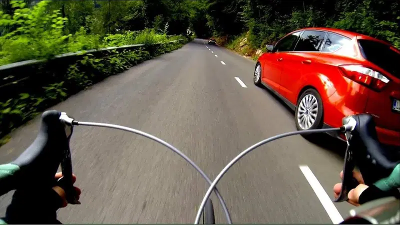 Sorpassare oltre i limiti in discesa: il video delle auto sfilate una a una [dalla bici]