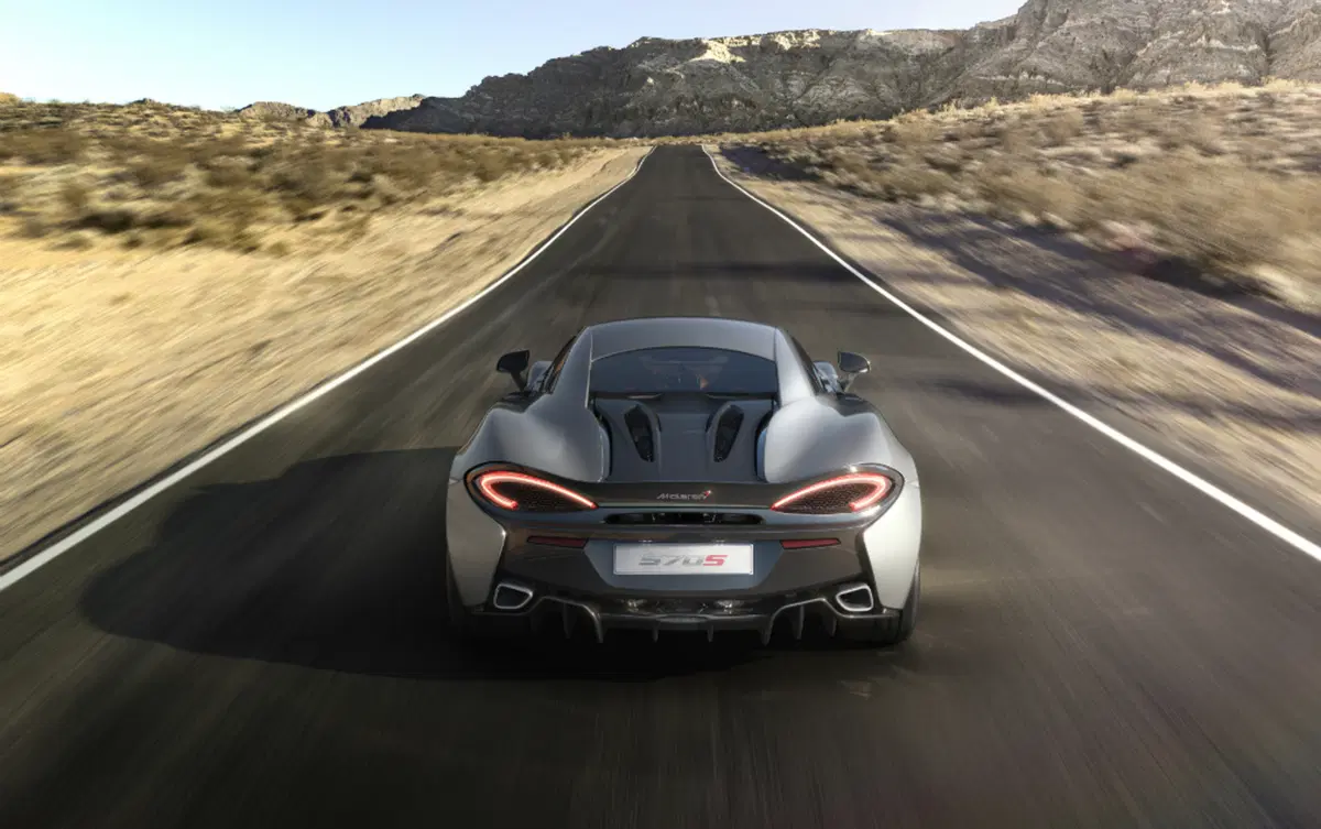 Quale sognare, Confronto: Lamborghini Huracàn LP 580-2 Vs McLaren 570 S (7)