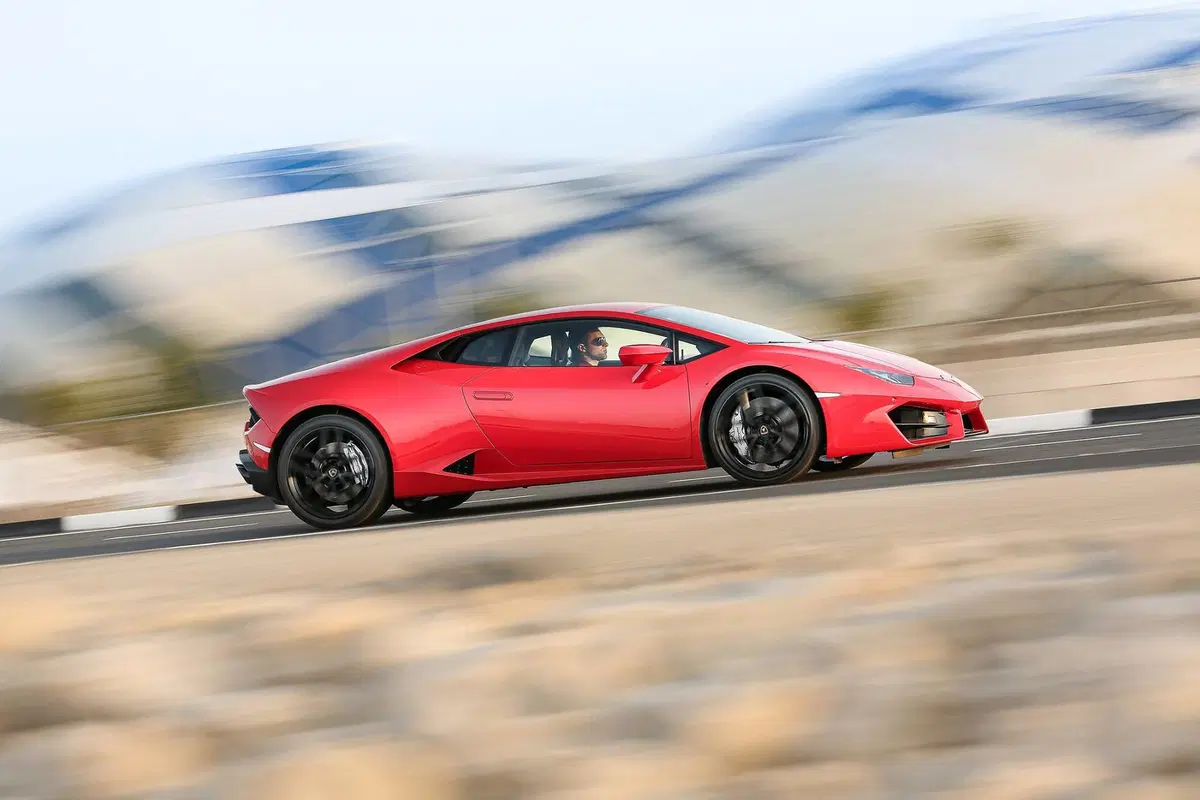 Quale sognare, Confronto: Lamborghini Huracàn LP 580-2 Vs McLaren 570 S (6)
