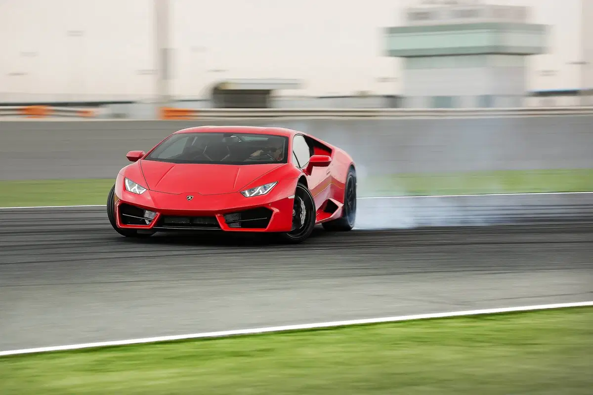 Quale sognare, Confronto: Lamborghini Huracàn LP 580-2 Vs McLaren 570 S (11)