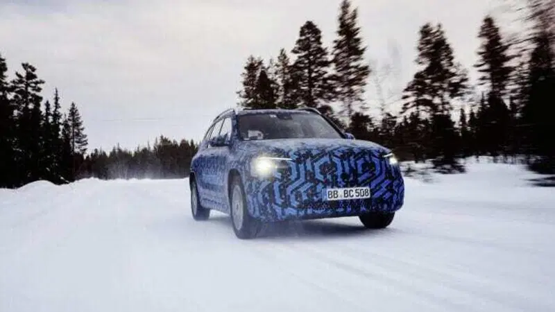 Mercedes aumenta la gamma elettrica per battere Tesla, Porsche ma anche FCA: si parte subito con la piccola EQA