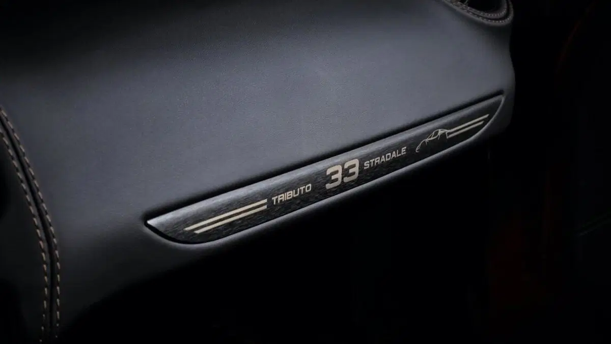 Onore all’Alfa Romeo 33 Stradale con il Tributo delle ultime 4C Spider americane a listino [“a ruba” anche in UE] (5)