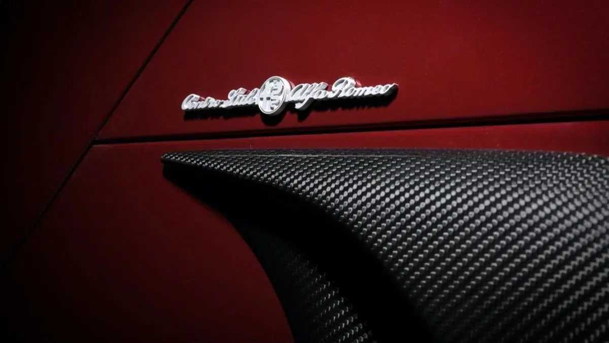 Onore all’Alfa Romeo 33 Stradale con il Tributo delle ultime 4C Spider americane a listino [“a ruba” anche in UE] (6)