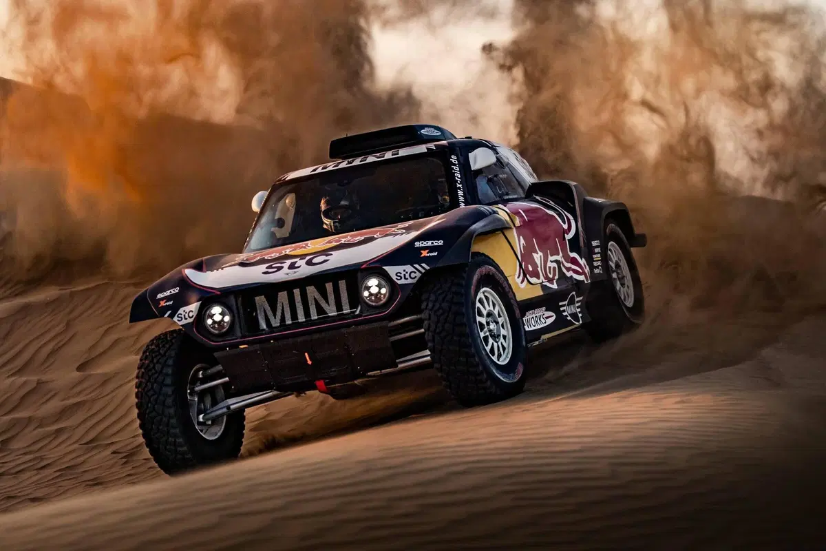 Hail Rally. Hail Baja 2. Si riparte ed è subito “vendetta” Sainz-Mini