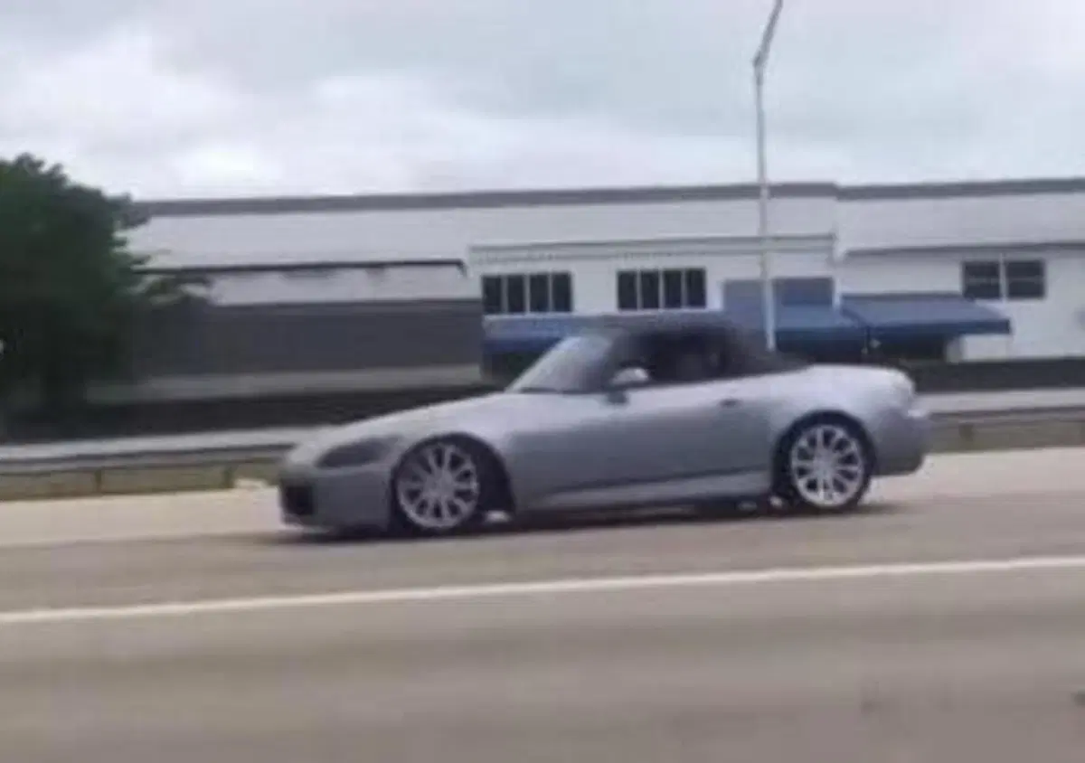 Sorpasso e testacoda con la Honda S2000: manovra voluta o epic fail? [VIDEO]