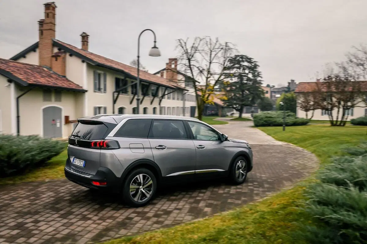 Peugeot 5008 MY2021, La prova del SUV francese 7 posti in restyling [BlueHDI 180] (8)