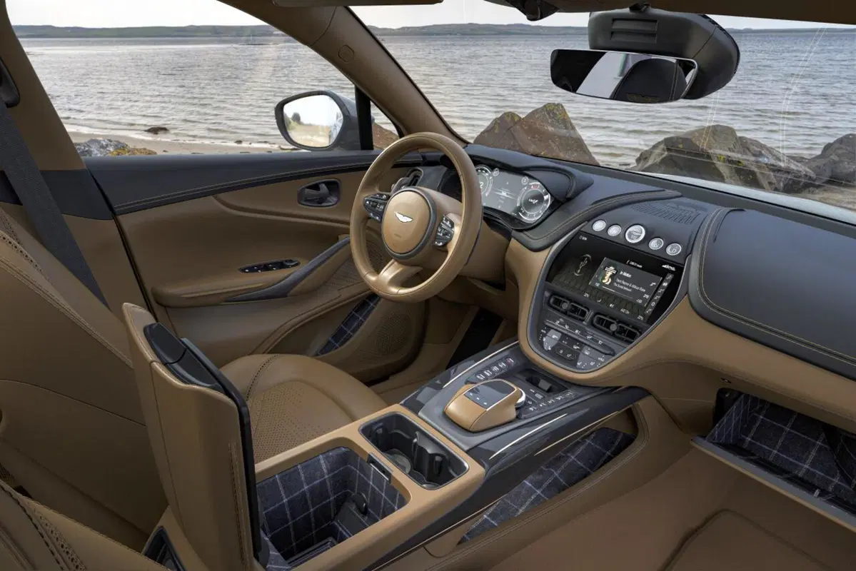 Aston Martin DBX Bowmore Edition, lusso alla scozzese (11)
