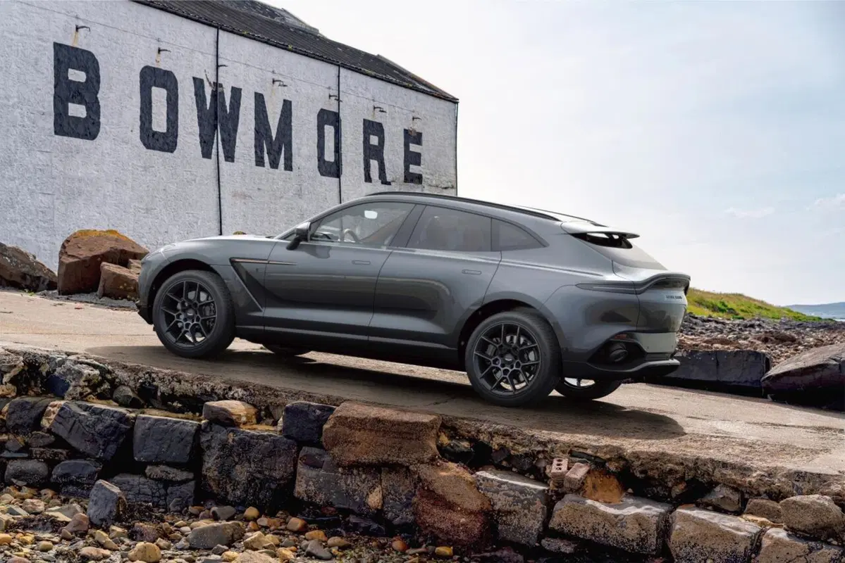 Aston Martin DBX Bowmore Edition, lusso alla scozzese (20)