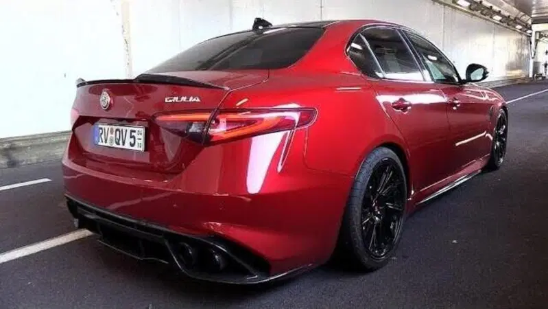 Accelerare e sgommare per le vie del Principato? Con l'Alfa Romeo Giulia Quadrifoglio non reclama nessuno [Video]