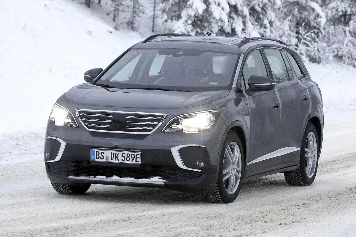Volkswagen ID.6, le foto spia (3)