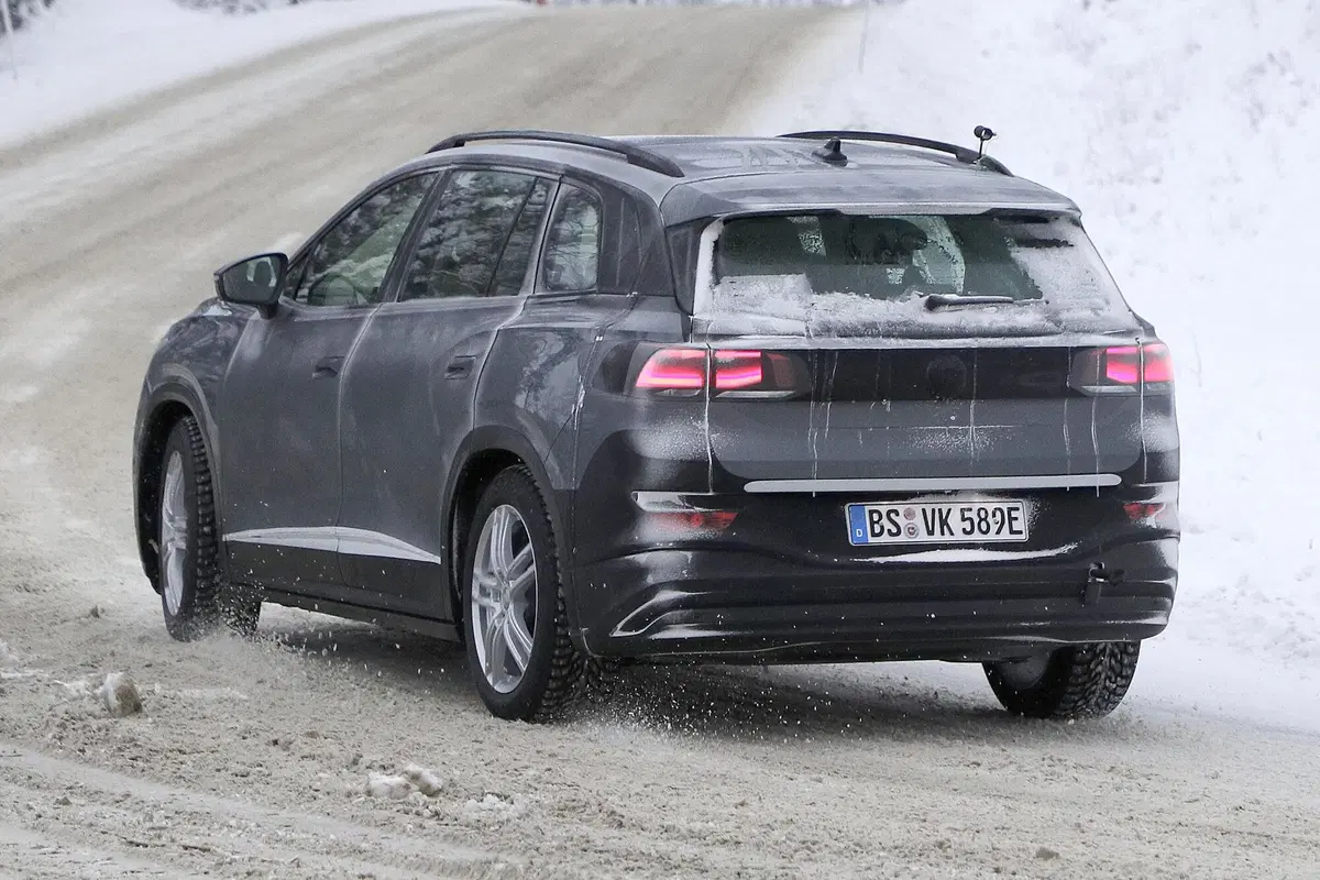 Volkswagen ID.6, le foto spia (4)
