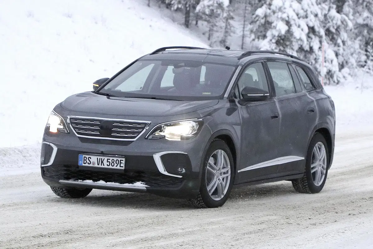 Volkswagen ID.6, le foto spia (5)