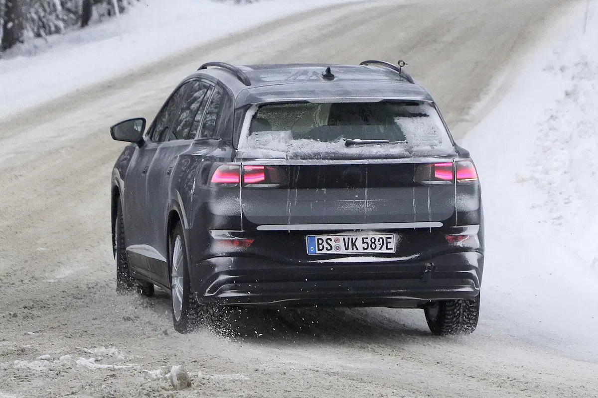 Volkswagen ID.6, le foto spia (6)
