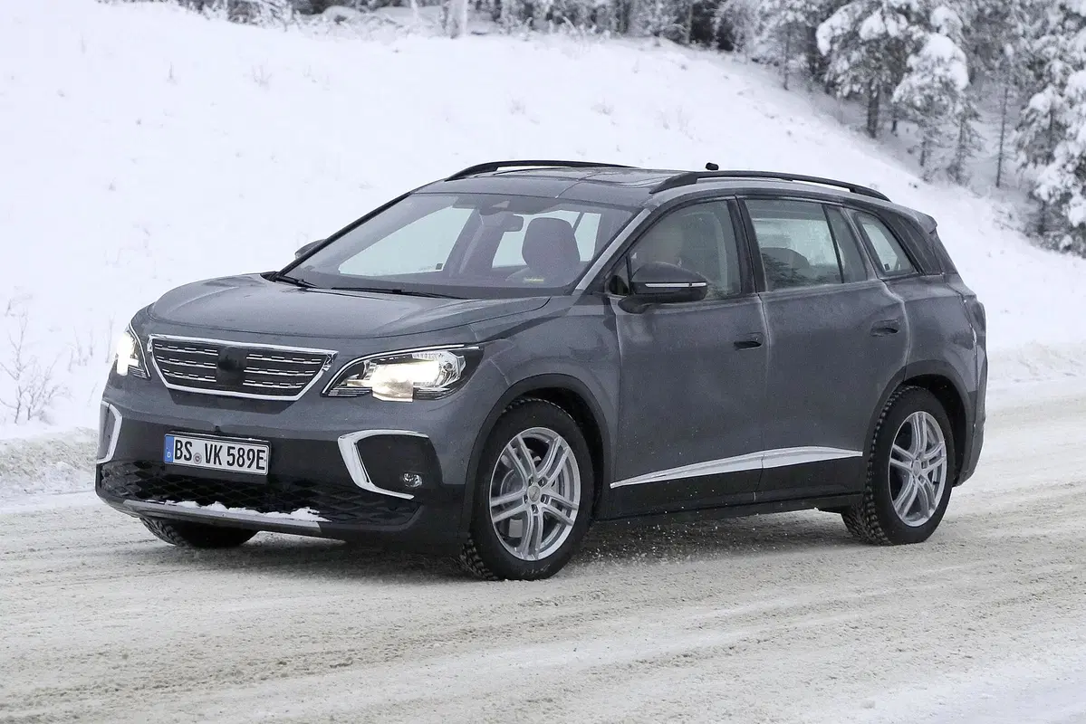 Volkswagen ID.6, le foto spia (7)