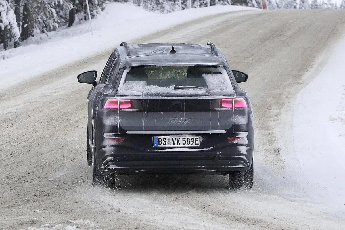 Volkswagen ID.6, le foto spia (8)