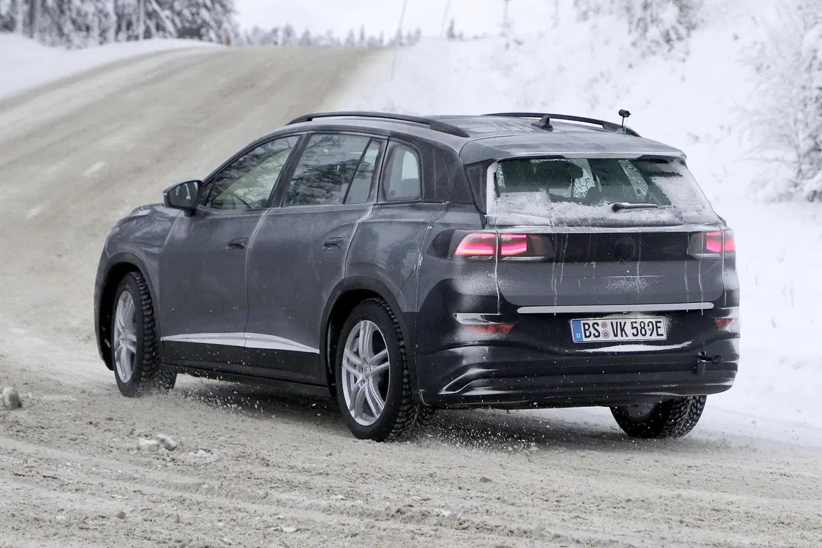 Volkswagen ID.6, le foto spia (10)