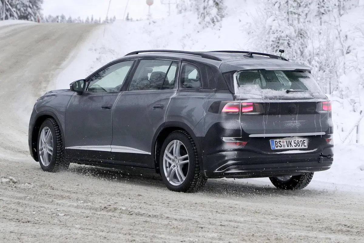 Volkswagen ID.6, le foto spia (11)