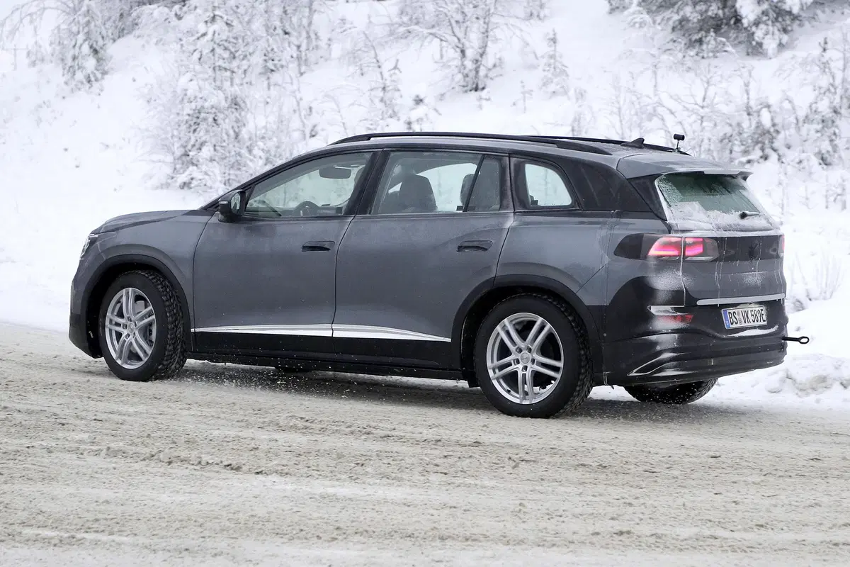 Volkswagen ID.6, le foto spia (15)