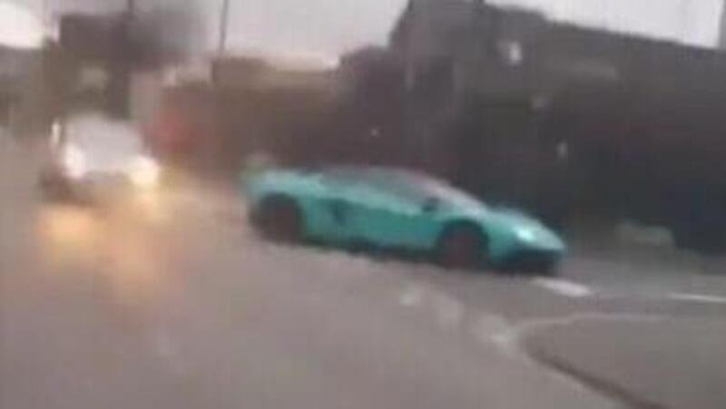 Supercar crash: la Lamborghini svolta e la Ford Fiesta la tampona [VIDEO]