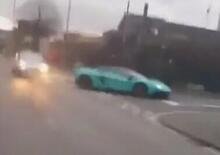 Supercar crash: la Lamborghini svolta e la Ford Fiesta la tampona [VIDEO]