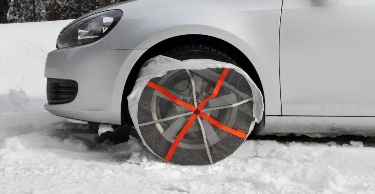 Calze e fasce da neve, omologate: quando e come usarle per essere in regola (4)