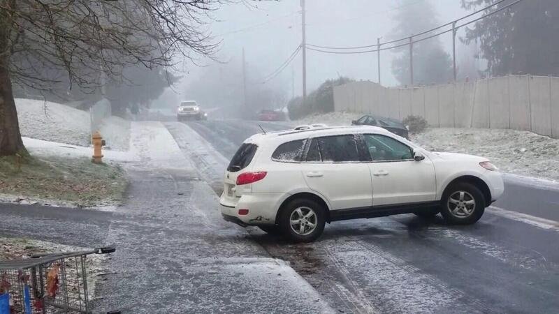 Arriva la neve in molte zone d&#039;Italia: strade in pericolo [video SUV in panne su ghiaccio]