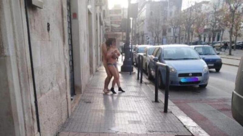L&rsquo;assurdo incontro sulle strade di Bitonto: pedoni nudi tra le auto nel traffico [VIDEO]