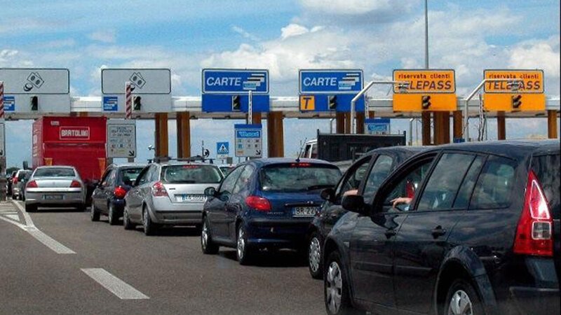 Nuovo pedaggio autostradale europeo: al casello chi inquina paga di pi&ugrave; [tariffe CO2]