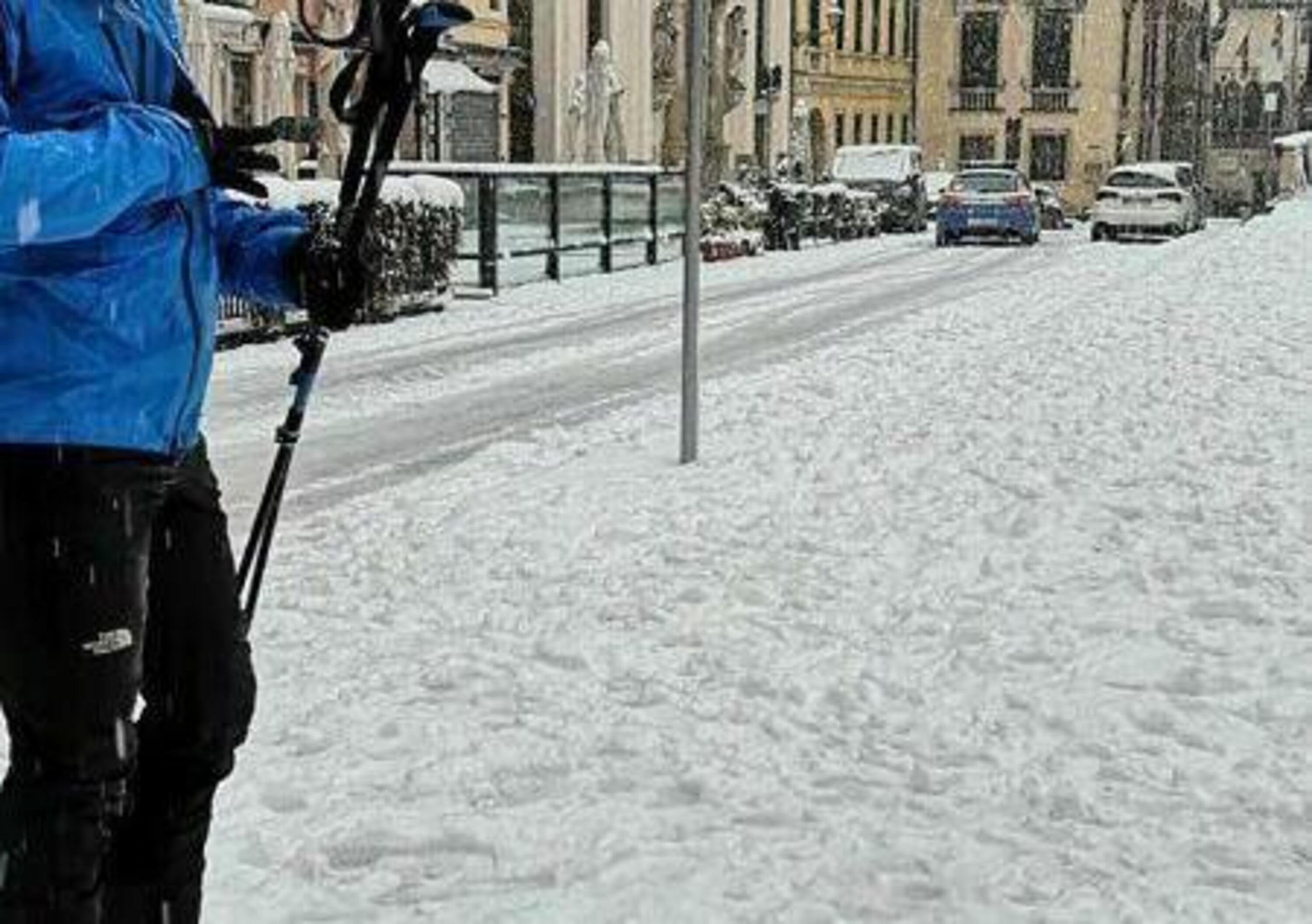 Neve in strada e niente auto: per andare in piazza a Vicenza prende gli sci