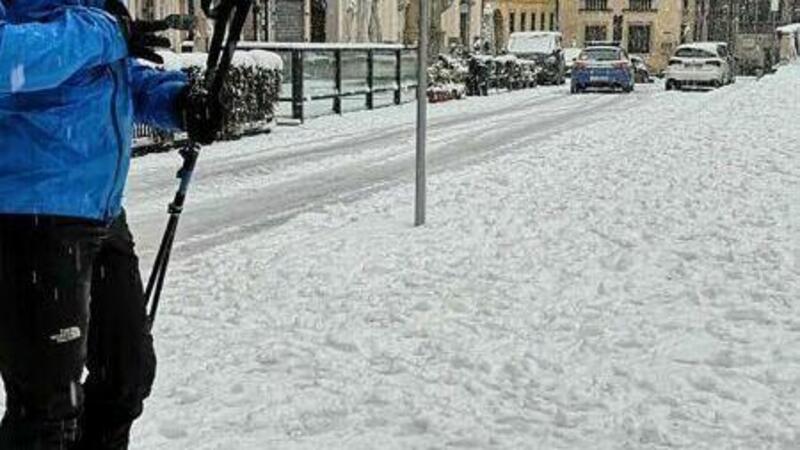 Neve in strada e niente auto: per andare in piazza a Vicenza prende gli sci