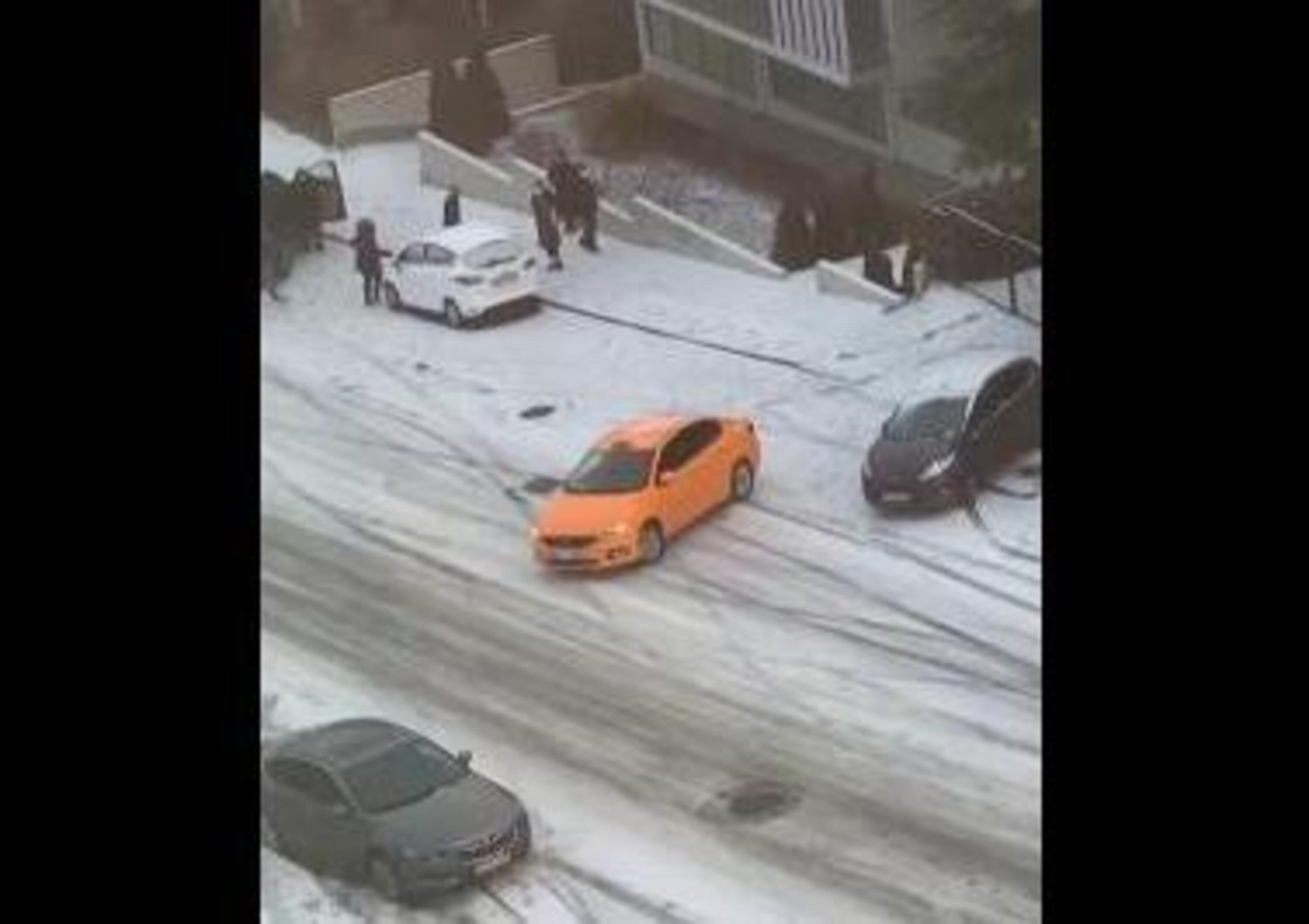 Ghiaccio, neve e zero grip: assembramento d&rsquo;auto nella capitale [VIDEO VIRALE]