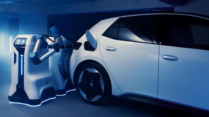 Volkswagen: ecco il prototipo del robot che ricaricher&agrave; le auto ev parcheggiate [VIDEO]