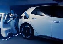 Volkswagen: ecco il prototipo del robot che ricaricherà le auto ev parcheggiate [VIDEO]