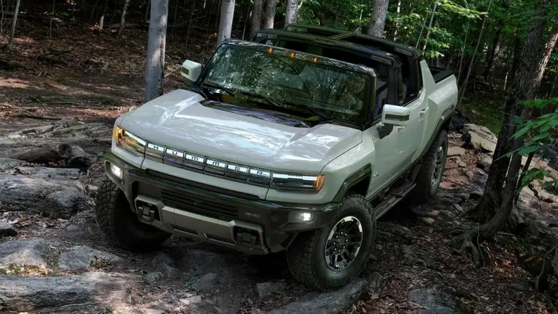 L'Hummer Elettrico viaggia in diagonale e si rialza per correre su ogni fondo