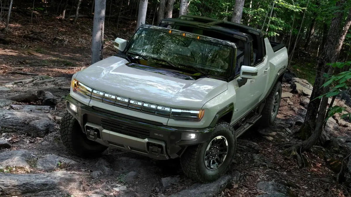 L'Hummer Elettrico viaggia in diagonale e si rialza per correre su ogni fondo