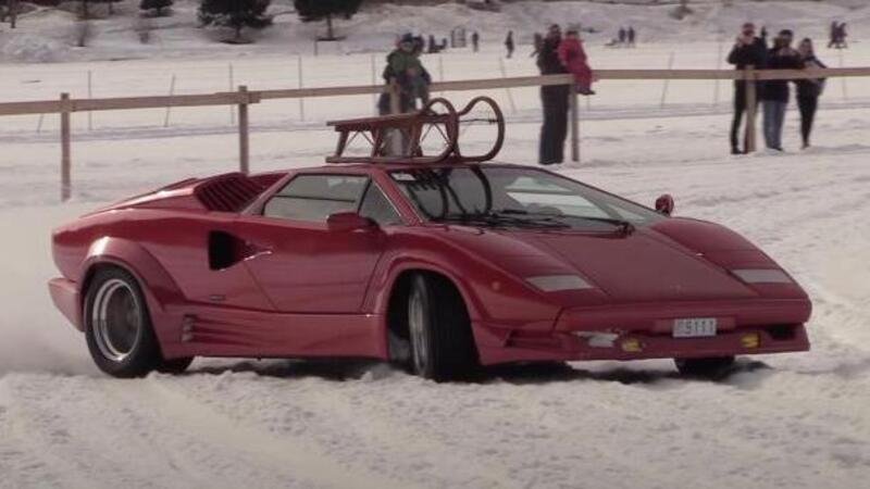 La Lambo con lo slittino, ma anche Ferrari F40 e altre supercar: numeri sulla neve [VIDEO]
