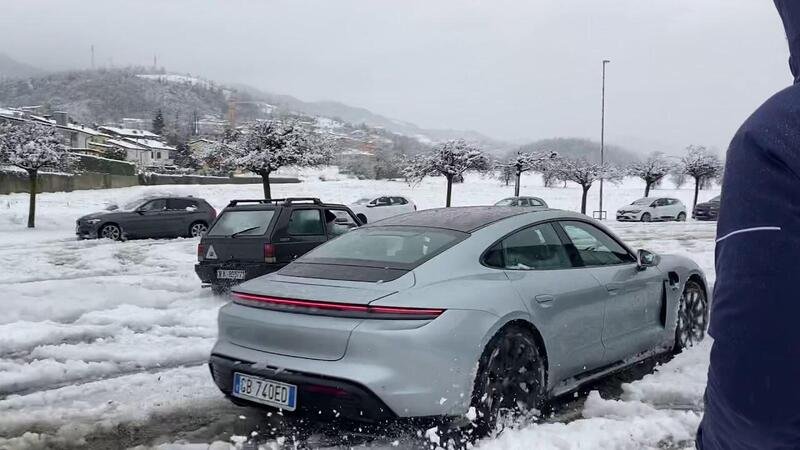 Sparta contro Atene: la sfida sulla neve tra Panda 4x4 e Porsche Taycan [VIDEO VIRALE]
