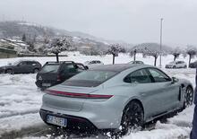 Sparta contro Atene: la sfida sulla neve tra Panda 4x4 e Porsche Taycan [VIDEO VIRALE]