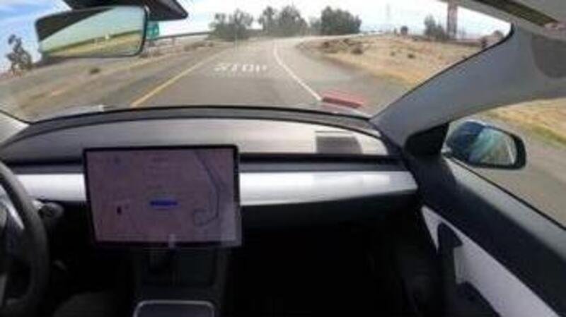 Tesla: da San Francisco a Los Angeles con Autopilot e Full Self Driving [VIDEO]