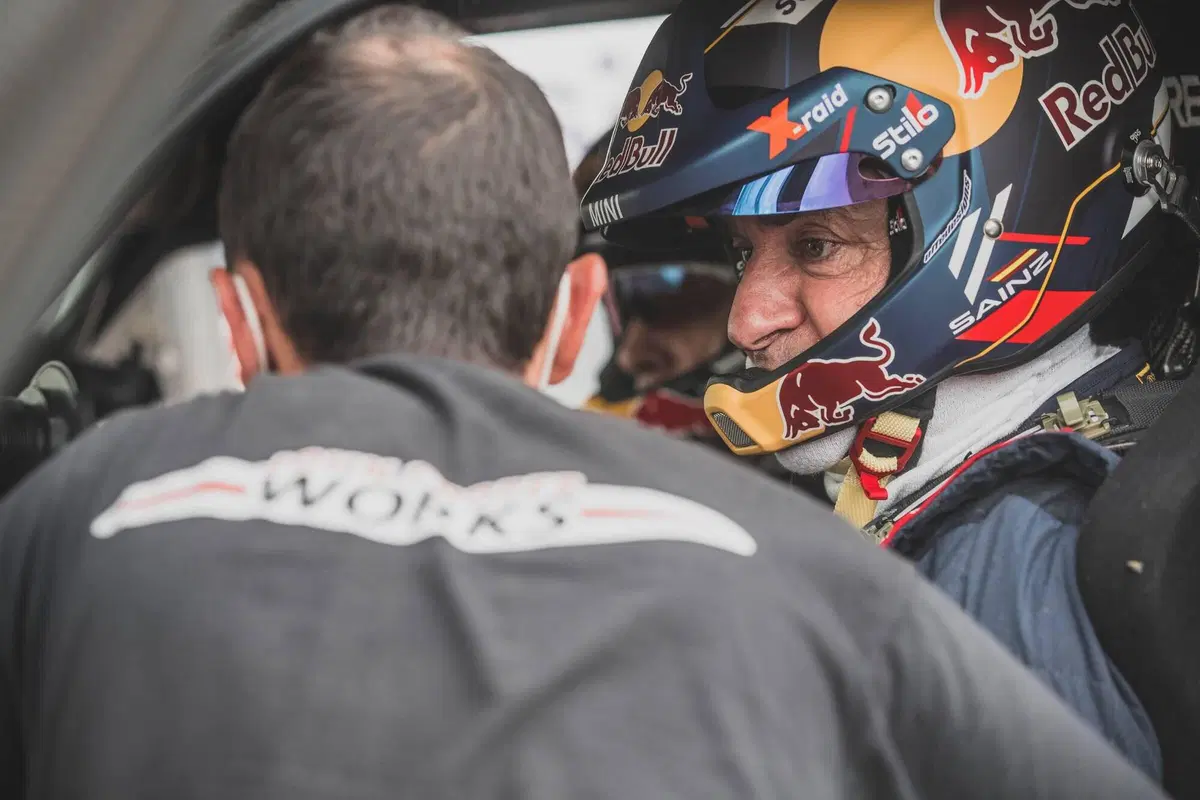 Dakar 2021. 1a Tappa. Labirinto Bisha. Salgono Price, KTM, e Sainz, Mini (3)